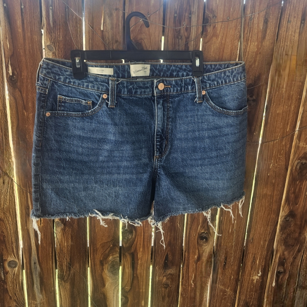 Universal Thread Goods CO Vintage Midi Med Wash Distressed Cut-off Demin Shorts